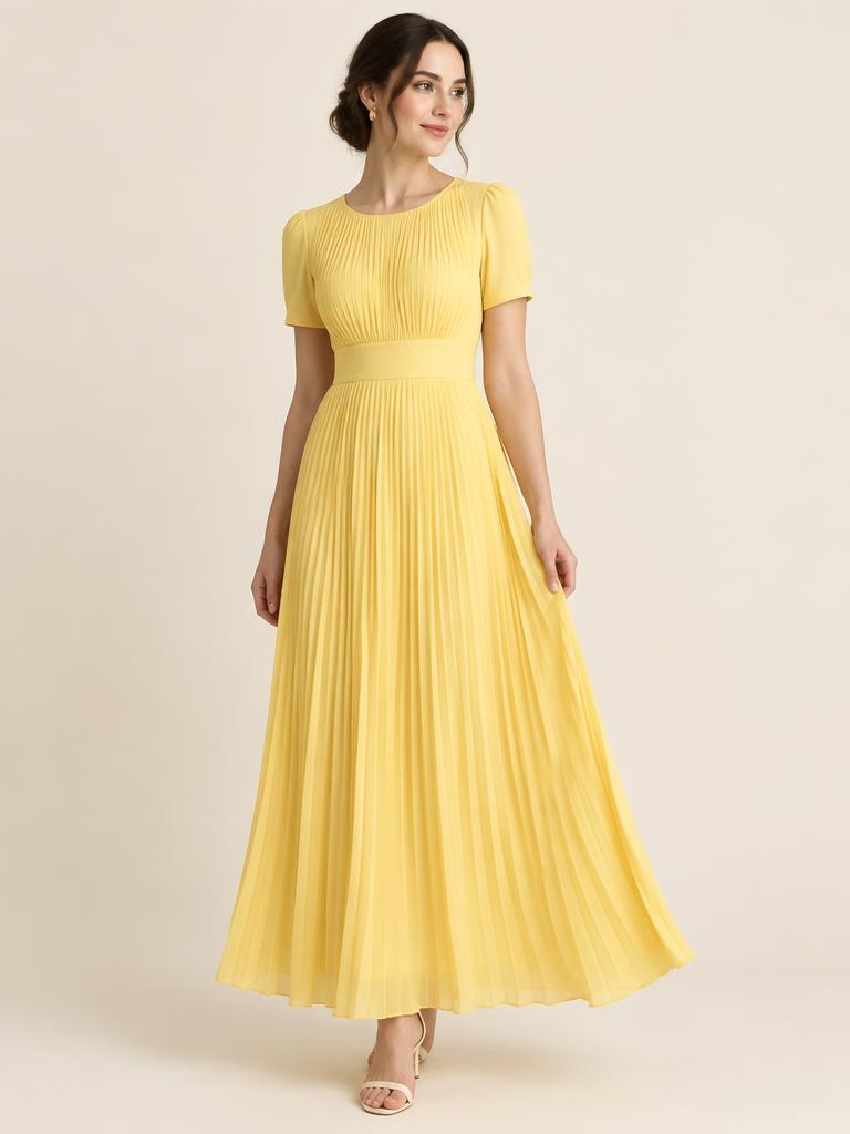 Fotografia de mulher usando vestido longo amarelo plissado de alfaiataria com manga curta